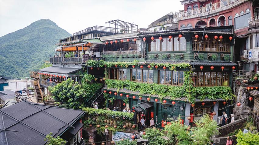 Above: A Taiwan house with its distinct architecture. Below: A temple in Kaohsiung. Photo Courtesy: Unsplash