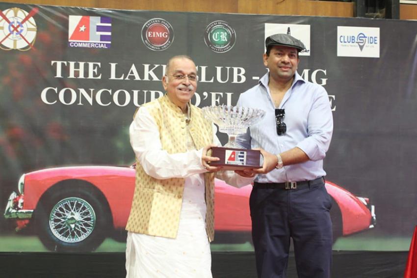 SK Lahiri (left) receiving the Best Of Show award from EIMG president Shrivardhan Kanoria