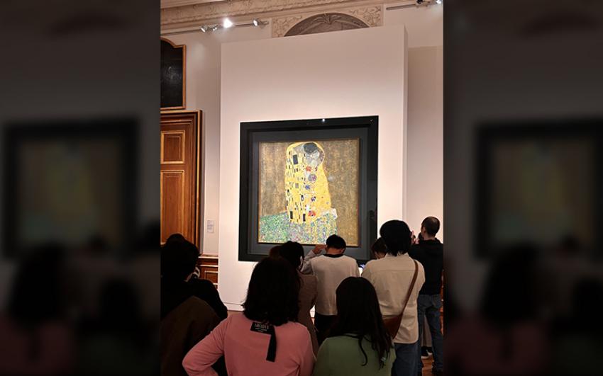 Visitors crowd in front of Gustav Klimt