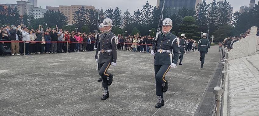 Change of guard ceremony at Chiang Kai-Shek Memorial Hall. Photo courtesy: Sanchita Guha 