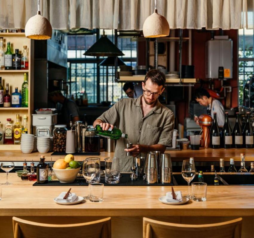Robin Corbett preparing cocktails behind the bar.
Photo: Johnny C.Y. Lam/Air Canada
