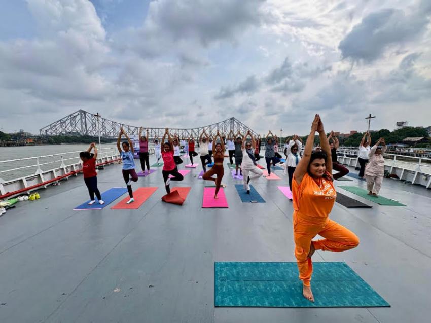 Imagine doing yoga on Hooghly River between two iconic bridges&mdash;Kolkata just made it happen