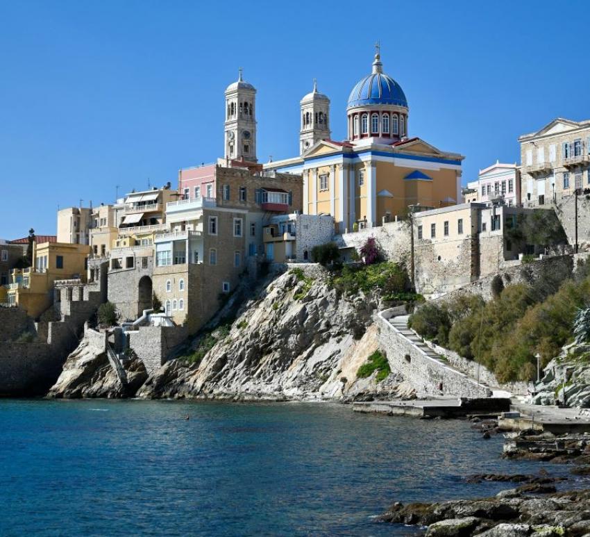 You Can Live Rent-Free on This Greek Island&mdash;If You Don&rsquo;t Mind Caring for Cats