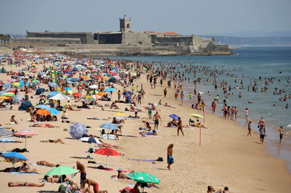 Images of the Day: Portugal-Beachgoers sunbathe and swim in Carcavelos beach