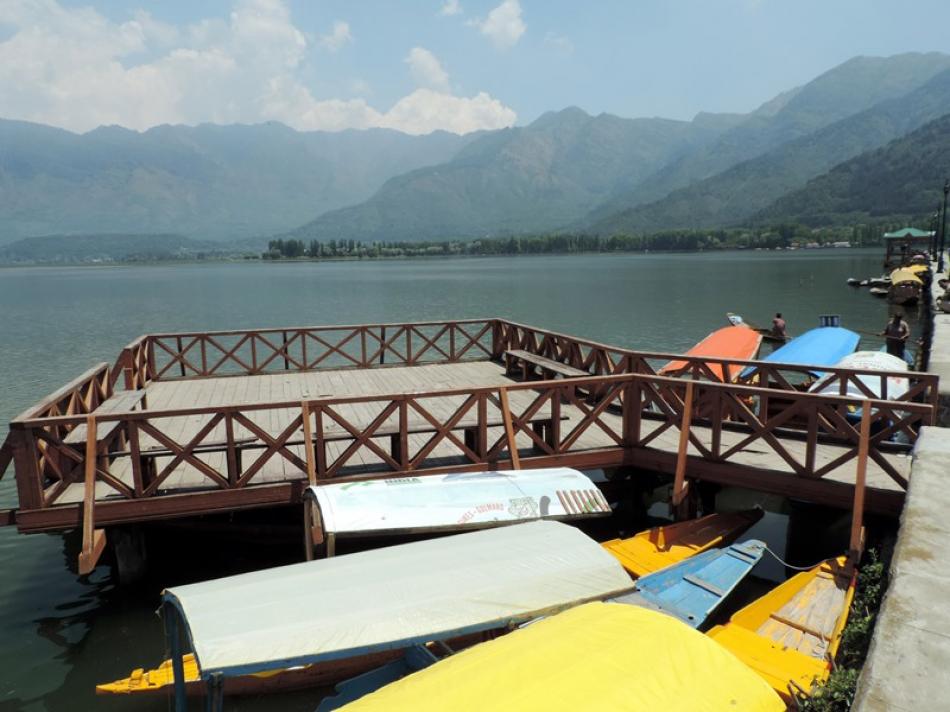 Kashmir: Tourists’ magnet Dal Lake wears des ...