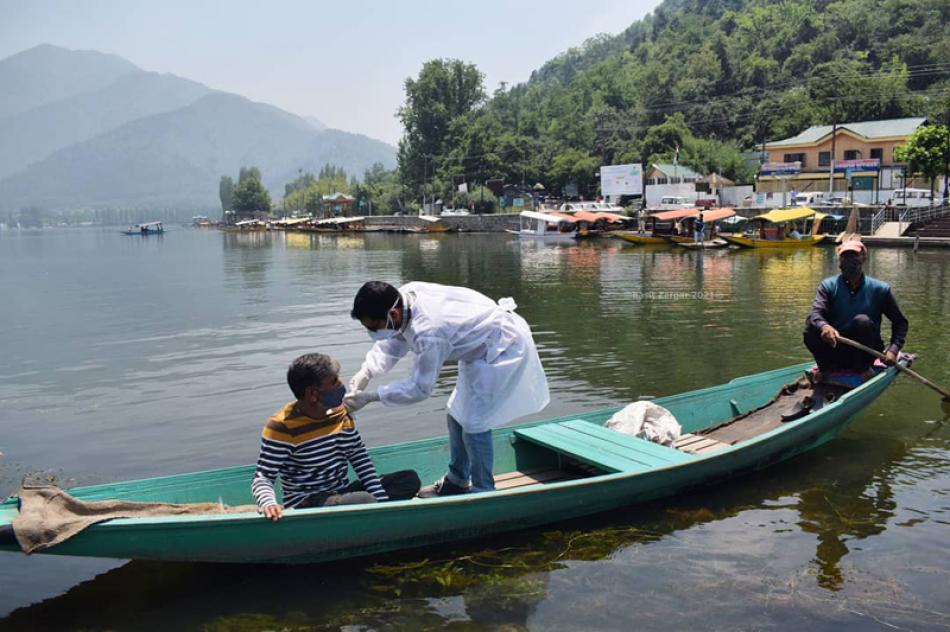 Kashmir: Vaccination drive at tourist magnet Dal Lake