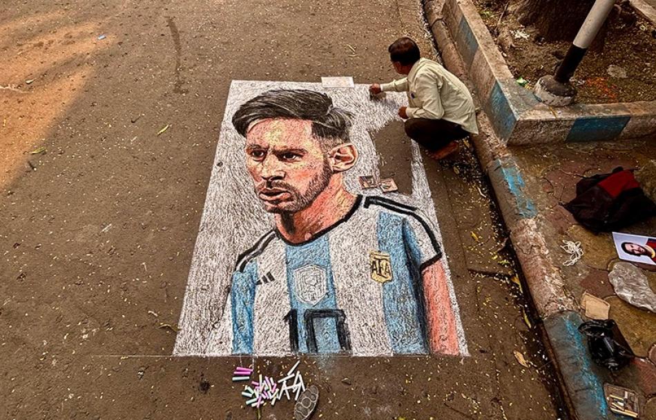 Kolkata Artist Paints Grand Street Tribute Ahead of Messi’s India Tour