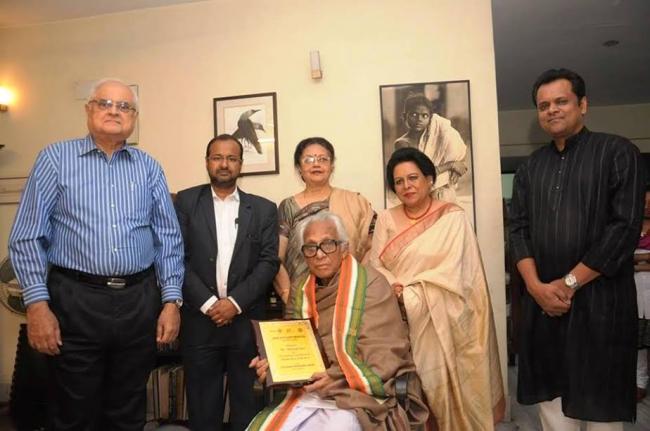 Rotary Club of Calcutta Metropolitan hands over award to Mrinal Sen, others