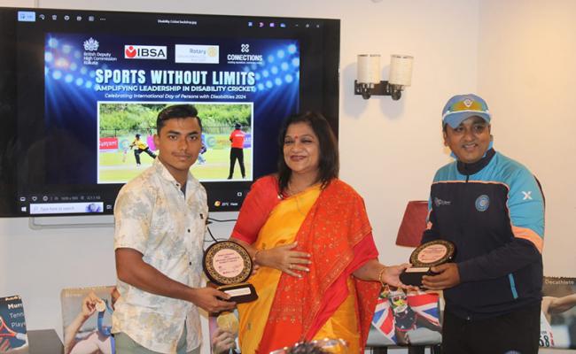 Past District Governor of Rotary Club Shyamashree Sen felicitating disabled cricketers at the event | Photo courtesy: PR Team