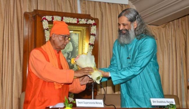 Swami Suparnananda Maharaj, Secretary of RMIC, feliciates Sri Sraddhalu Ranade. Photo: PR Team