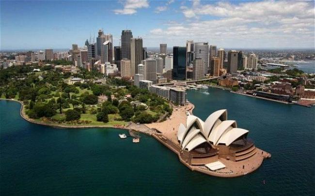 Overseas visitors to Australia hits record 7 million