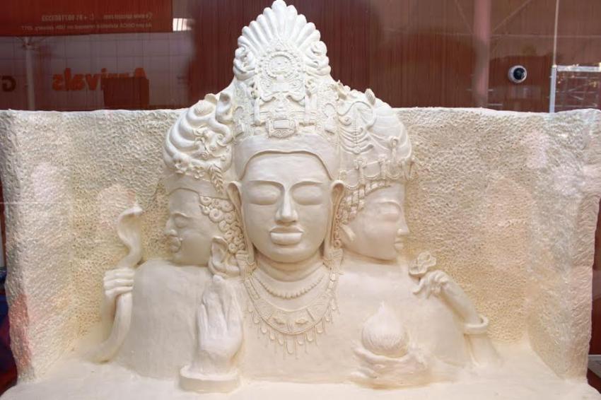 Air Travelers witness an attempt to create the 'World's largest margarine statue' at Mumbai Airport on Maha Shivratri