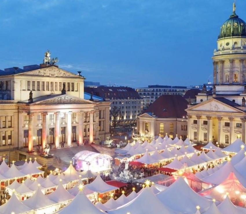 At the "WeihnachtsZauber am Gendarmenmarkt" (Christmas Magic at Gendarmenmarkt) the new year is welcomed with fireworks. Photo: Visit Berlin FB.