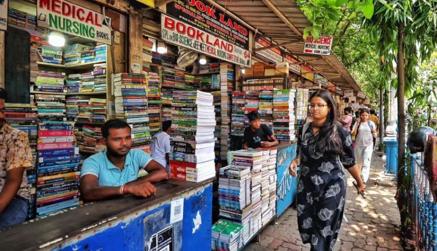 Book stalls line the pavements of College Street’s Boi Para. Photo: Avishek Mitra